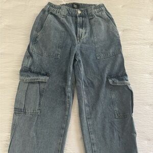 High-waisted, wide-leg, blue cargo jeans
SIZE: 5/27